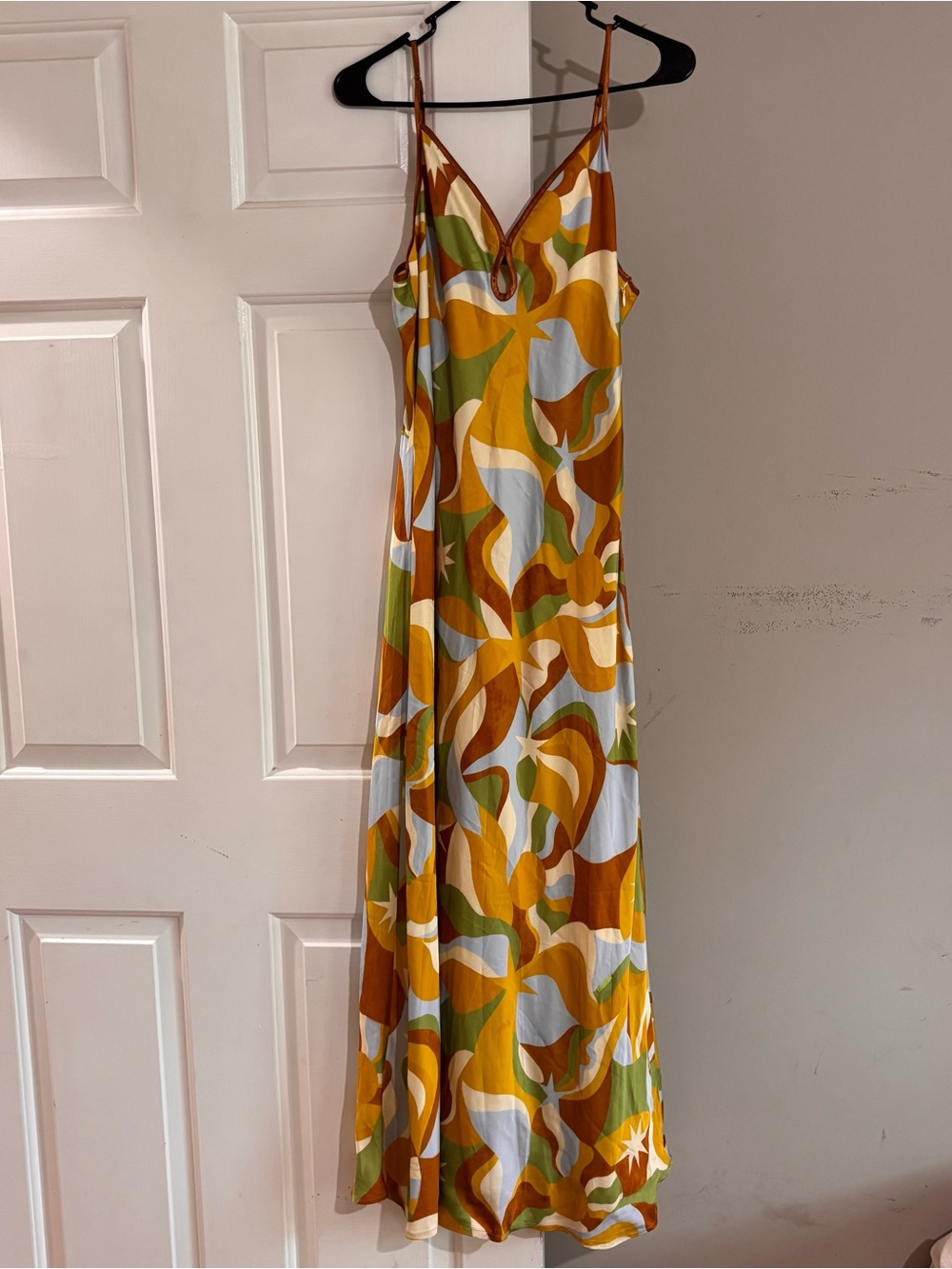 ASTR The Label Nilana Keyhole front dress Abstract Wave-Print Slip Maxi Dress - Picture 2 of 6